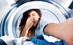 Làm sao để quần áo giặt máy không bị hôi khó chịu, nhất là trong mùa mưa?