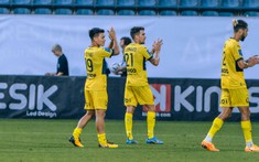 Quang Hải bất lực nhìn Pau FC thua thảm vì đồng đội tệ hơn cầu thủ V.League