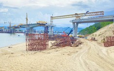 Hợp long cầu vượt biển thứ 2 ở Bình Định