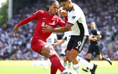 CHOÁNG! 'Quái thú' quá dữ dội, hết húc ngã Henderson đến gài bẫy Van Dijk