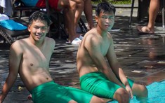 Chùm ảnh U16 Việt Nam 'được xả trại' sau vòng bảng cúp Đông Nam Á