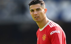Gary Neville yêu cầu Cristiano Ronaldo làm một điều