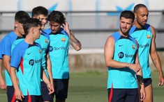 Cựu binh của Barca 'cúi đầu' chịu thiệt thòi để được ở lại, Xavi quá quyền lực