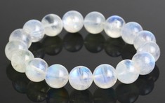 Mệnh hợp và ý nghĩa phong thủy của đá mặt trăng Moonstone trắng