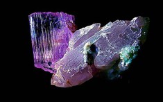 Đá Kunzite hồng tím hợp với mệnh nào?