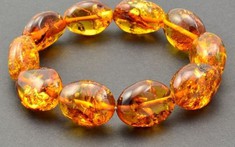 Đá hổ phách Amber vàng nâu: Công dụng, ý nghĩa phong thủy và mệnh hợp