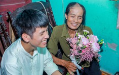 Những người mẹ đặc biệt lần đầu tiên trong đời được nhận hoa từ con