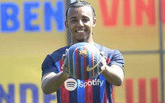 Kounde có buổi họp báo đầu tiên với tư cách là một cầu thủ của Barcelona