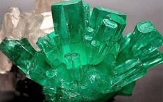 Đá ngọc bích xanh lá hợp với cung mệnh gì?