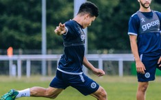 trước mắt đồng đội Pau FC