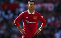 Ronaldo bị CĐV MU  vì bỏ về giữa trận