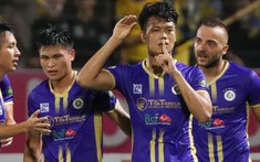 Thể hiện phong độ ấn tượng, Thành Chung nhận thưởng từ Chủ tịch Hà Nội FC