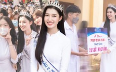 Về thăm trường hậu đăng quang Á hậu Thế giới Việt Nam, Phương Nhi trao học bổng cho học sinh có hoàn cảnh khó khăn