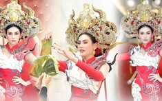 Võ Hoàng Yến diện áo dài đầy quyền lực, thích thú nhận lì xì ngày Giỗ Tổ nghề từ nhân vật đặc biệt