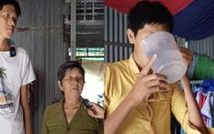 Chẳng cần mất tiền đi kéo chân, chàng trai vẫn cao 2 mét nhờ uống 5 lít nước mưa mỗi ngày
