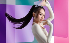 Hoa hậu Mai Phương thích thú với điện thoại Xiaomi 12 Lite