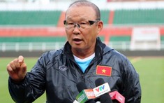 HLV Park Hang Seo hết mình bảo vệ Văn Quyết