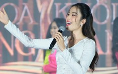 Nam Em diện áo bà ba đẹp dịu dàng, khoe giọng hát ngọt ngào tại chung kết Hoa khôi Sông Vàm 2022