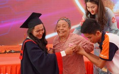 Xúc động bà nội 83 tuổi vượt gần 2000km dự lễ tốt nghiệp đại học của cháu gái