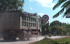 Tình trạng các xe tải chở đất quá khổ, quá tải, rơi vãi vẫn tiếp diễn?