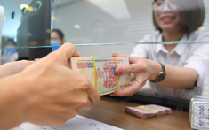 Thị trường khó đoán định, nhà đâu tư bỏ tiền vào ngân hàng đón lãi suất