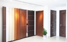 Có nên lắp đặt cửa gỗ chống cháy cho căn hộ chung cư?