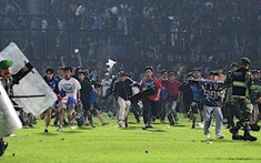 VIDEO KINH HOÀNG: Bạo loạn trong 1 trận bóng ở Indonesia khiến 127 người chết