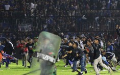 Những hình ảnh bi thương, tang tóc trong trận bóng hỗn loạn khiến 127 người chết ở Indonesia