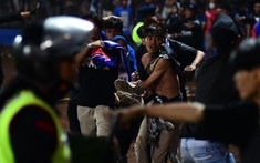 Thảm kịch bóng đá Indonesia: Con số thiệt mạng tăng thêm nhiều