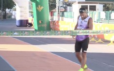 VIDEO: VĐV Tây Ban Nha câu giờ lộ liễu trước vạch đích chỉ vì 3,5 triệu đồng