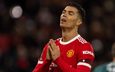 Ronaldo vô duyên lạ thường, MU vất vả ngược dòng trước 'đội bóng tí hon'