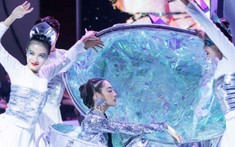 Hoa hậu Lương Thuỳ Linh mạo hiểm treo người ở độ cao 5 mét diễn thời trang