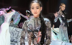 Hoa hậu Lương Thùy Linh thần thái 'sắc lẹm' diễn Vedette show 'Inside' của NTK Nguyễn Minh Tuấn