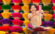 Việc tử tế tháng 10: Hình ảnh người 'mệ' Tuyết thân hình gầy gò, hàng ngày bán hương trầm để giúp đỡ bệnh nhân ung thư