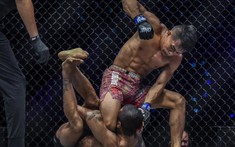 Võ sĩ Indonesia knock-out nhưng lại quỳ gối xin đối thủ vì lý do cao thượng không ai ngờ tới