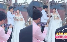 Anh Tú không kiềm được nước mắt trong hôn lễ, Diệu Nhi cười rạng rỡ, dịu dàng lau nước mắt cho ông xã