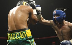 Ngỡ ngàng Đinh Hồng Quân trụ vững trước 'ông hoàng knock-out boxing thế giới'