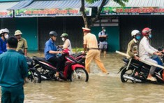 Xúc động hình ảnh CSGT Cần Thơ lội nước giúp dân lưu thông qua đường ngập