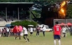 VIDEO: Trọng tài bị sét đánh trúng giữa trận bóng
