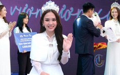 Hoa hậu Mai Phương khoe vẻ đẹp trong trẻo ngày về thăm trường, trao học bổng cho sinh viên có thành tích tốt