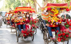 Lễ ăn hỏi Đỗ Mỹ Linh: Nhà trai ngồi xích lô, bê các mâm sính lễ đến hỏi cưới nàng hậu