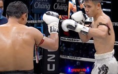 VIDEO: Dù thua, võ sĩ Việt vẫn khiến huyền thoại Thái Lan 'bẽ mặt' ngã ra sàn