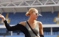 'Nữ thần Dortmund' Julia Farr gây sốt khi tới Việt Nam