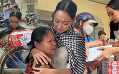 Hoa hậu Liên lục địa Bảo Ngọc cất vương miện, bật khóc động viên bà con mất người thân vì bão số 5