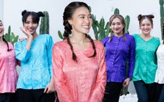 Lan Ngọc 'bày trò' mặc áo bà ba cho mỹ nhân 'Cô gái từ quá khứ' khiến bà con miền Tây thích thú
