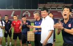 VIDEO: Chủ tịch CLB Hải Phòng không lòng vòng 'đây có 1 tỷ tặng cho anh em'