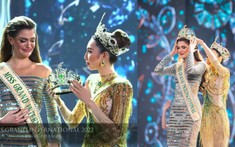 Miss Grand Thùy Tiên diện thiết kế 5.000 viên đá pha lê khi trao vương miện cho người kế nhiệm