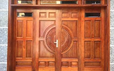 Mẫu cửa gỗ cho nhà biệt thự thêm sang trọng