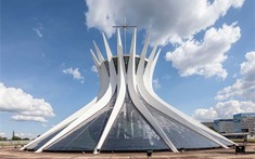 Ấn tượng nhà thờ Brasilia hình vương miện được ghim vào mặt đất