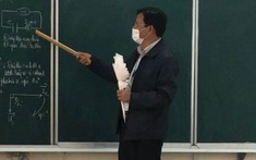 Bất ngờ được tặng nhân 20/11, thầy giáo nghẹn ngào vừa cầm hoa vừa đứng giảng bài suốt buổi học